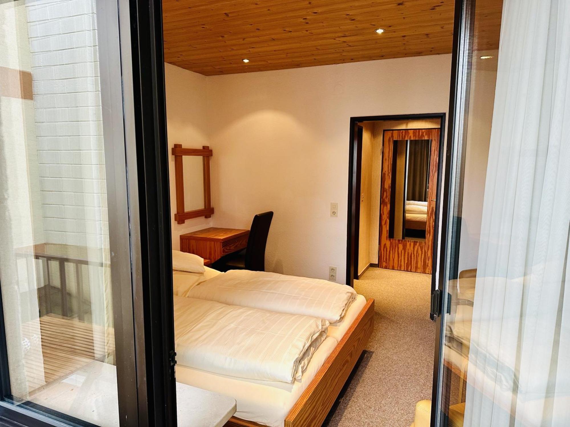 Hotel Weingut Dehren エレンツ・ポルタースドルフ 部屋 写真