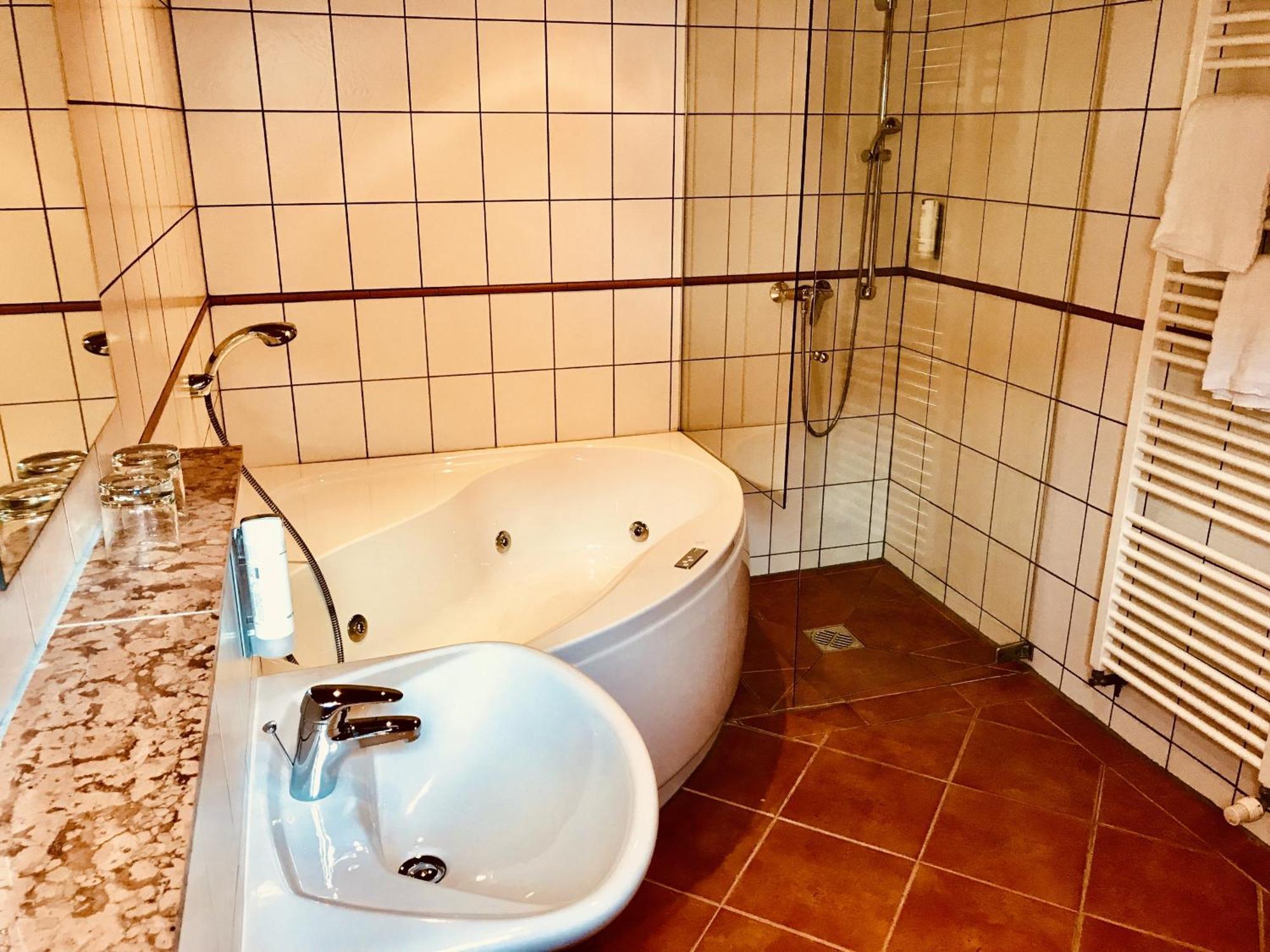 Hotel Weingut Dehren エレンツ・ポルタースドルフ 部屋 写真