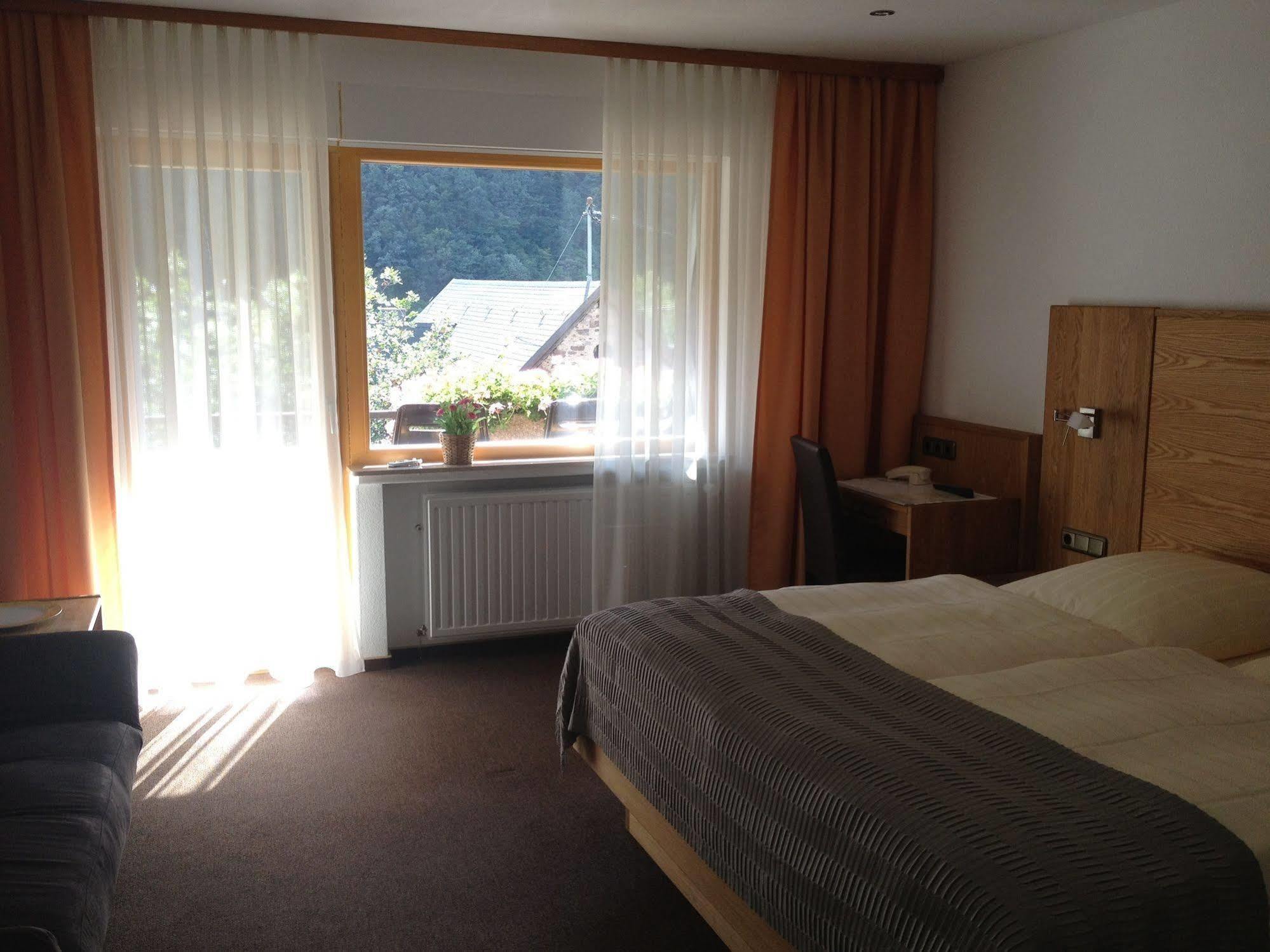 Hotel Weingut Dehren エレンツ・ポルタースドルフ エクステリア 写真